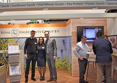 "Remco Homan, Oesha van Dijk en Mark Weverink vertegenwoordigen Royal Ingredients Group. Tijdens deze beurs staan ze samen met hun partner uit Bolivia (rechts op de foto). Zij oogsten een deel van de productie (de zaden en de granen). "Het is leuk om de klanten en bezoekers ook kennis te laten maken met hen. We zijn blij dat ze er zijn", zo vertelt Oesha."