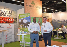 Palma Organica is onderdeel van Natural Habitats. Er komt een nieuw product 'Habilac', waarover later meer informatie volgt. Op de foto Virgil Esajas en Peter Oellers.