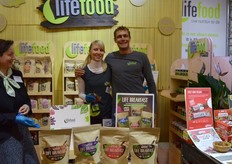 "En een Nederlander bij het Duitse bedrijf Lifefood: Hans Ruijs. Op de voorgrond staat het nieuwe Life Breakfast. "Ook hebben we de receptuur van onze Kale chips vernieuwd." (Life chips)"