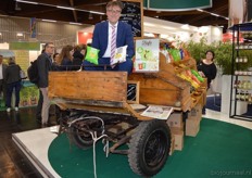 Bjorn Andringa op de wagen bij FZ Organic Food. Hij toont de nieuwe Stone Grond Tortilla Chips van Trafo. Links de smaak Sour cream en rechts Seasalt.