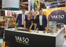 Het team van FZ Organic Food: Bjorn Andringa, Janet Nuyten-Sijtsema,Pieterjan Kok, Myrthe Sikma en Jelmer Daniels. Men kon onder meer proeven van de Yakso Seitan.