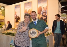 Marja Bastiaansen met boer Bartele Holtrop, die de bezoekers maar wat graag alles vertelde over zijn Tjonger-kaas. Vorig jaar werd deze kaas onder het merk Bastiaansen van de Boer tijdens de BIOFACH gepresenteerd. Bart: “Hij loopt heel goed en de smaak wordt alleen maar beter. We voeren nu geen krachtvoer meer en dit maakt de kaas nog zachter van smaak. Ook staan bij ons alle kalfjes bij hun moeder.”