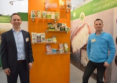 De broers Pieter en Jan Heesterbeek bij De Katjang. Vooral de maïswafels vinden volgens hen op dit moment gretig aftrek.