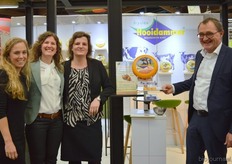 Alet van Tuinen, Marije ten Berge, Miriam Stutz en Rene Rovers in de vernieuwde stand van Kaasmakerij Henri Willig.