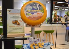 "Zij presenteerden de nieuwe kaas Orange Delight, waarin sinaasappelschil verwerkt is. "Er is veel waardering voor de frisse smaak", aldus Marije. Ik nieuw is de kaas met Rozemarijn-Tijm smaak."