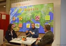 Rob Grabert (midden) geeft uitleg over de activiteiten van Bioorganic Holland.