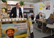 "Herco Schoemaker achter de balie bij IDorganics. Rechts is Rutger Bolten in gesprek. Herco: "We hebben ons private label-aanbod uitgebreid. Ook is er veel interesse in onze tapsilo's. In België gaat dit bijvoorbeeld heel goed. Daar komt momenteel iedere maand wel een winkel bij."