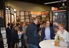 De inmiddels traditionele borrel in hal 5 ging woensdag aan het einde van de middag van start.