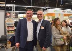 Peter van der Schoot (Kroon Biologische Verswaren) ging met de dagvlucht mee. Hier samen met Jan Groen van Green Organics.