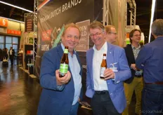Jan Fleurkens (Mongozo) en Kees van Zelderen (Biohuis) drinken samen een biertje.