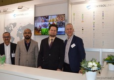 "Fakhul Islam Khan uit Bangladesh, Sanjaya Pathirage uit Indonesië,Daniel Szalai en Eerik Schipper bij Control Union Certifications. Eerik: "Nieuw is onze Cosmos standard voor biologische cosmetica. Deze vervangt wereldwijd andere certificeringen."