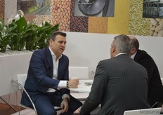 Links Lars Nenzel van Trouw BV.