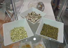 "Nieuw bij Trouw zijn deze vlokken van peulvruchten (links en midden). "Dit zijn echte kunstwerkjes", aldus Hélène de Haan. Ze vertelde ook dat bij Trouw vanaf nu kastanjemeel verkrijgbaar is en dat peulvruchtenmeel heel populair is."