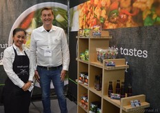Pantaree Panpipat en Onno Stienen zijn zichtbaar trots op de nieuwe look van Onoff Spices. Naast hen diverse nieuwe producten, waaronder biologische instant noodles.