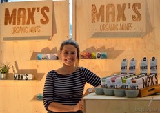 "Floor van der Steen introduceerde vorig jaar Max's Mints en besloot last minute deel te nemen aan de BIOFACH. Een goed besluit, zo bleek op vrijdag toen Max's Mints een Best New Product Award in de wacht sleepte. Er zijn vier smaken: Menthol, Lemon, Berry en Coffee. "De meeste bezoekers vinden de producten heel gaaf, het ziet er volgens hen heel fris uit."