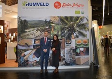 Paul van Schijndel van Rhumveld Winter & Konijn met Dominiq Haliman van Holos Integra (Indonesië). Dominiq kreeg dit jaar de kans om bij distributeur Rhumveld Winter & Konijn het verhaal achter haar onderneming te vertellen. Dominiq handelt in biologische kokosbloesemsuiker. Achter hen is het gehele productieproces in beeld.