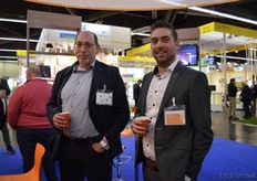 "Arno van Gorp (Van Gorp Biologische Diervoeders) op bezoek bij Mark Remijn (Doens Food). Walter: "We hebben ons pand in IJzendijke helemaal vernieuwd, daar steriliseren en roosteren we de producten. Verder zijn we continu de systemen aan het upgraden en houden we de ontwikkelingen op het gebied van de wetgeving nauwlettend in de gaten."