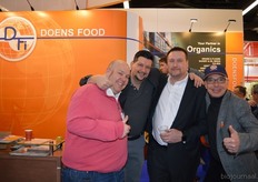 "Donny Edson (bezoeker uit De Verenigde Staten) met Dennis Minnaard, Carl Rosenlund en Walter Doens van Doens Food. Walter: "We hebben ons pand in IJzendijke helemaal vernieuwd, daar steriliseren en roosteren we de producten. Verder zijn we continu de systemen aan het upgraden en houden we de ontwikkelingen op het gebied van de wetgeving nauwlettend in de gaten."