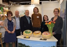 "Esther Boekee, Patrick Raster, Harry ten Dam, Tim ten Dam, Anne Schoenmakers en Manon ten Dam bij Aurora Kaas. Manon: "We kunnen onze groei doorzetten, aangezien we begin februari via een succesvolle crowdfundingcampagne binnen 24 uur uitbreidingskapitaal opgehaald hebben. Men investeert hiermee in de bouw van onze nieuwe fabriek."