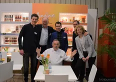 Aart-Jan Knauff, Maarten Gevers, Ruben de Wit, Willem van Wijk, Annemiek Flantua en op de voorgrond de Italiaanse kok Felice Cicoria. Achter hen een kast vol nieuwe Amaizin-producten.