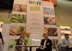 Rechts aan tafel Martha Jeuken van DO-IT. In deze stand werden als vanouds weer de gehele beurs vele gesprekken gevoerd met leveranciers en klanten van over de hele wereld.