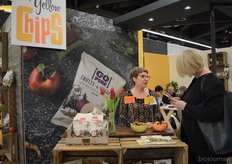 Katharina Haack vertelt een bezoeker meer over de verschillende soorten chips van GO Pure (onder andere diverse varianten groentechips).