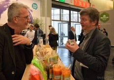 René Heusschen (rechts) bezocht namens Stichting EKO-keurmerk de beurs. Hier is hij in gesprek met Peter Jacobs van TerraSana.