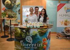 Samantha Joosten, Monique van der Meer-Ruhe en Gülsüm Turkmen lieten proeven va de vernieuwde hummus van Florentin.