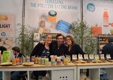 "Belinda Barnhard, Aart Jansen en Sarah de Jong van TerraSana. Bezoekers konden volop proeven van de nieuwste producten, waaronder de Triangles (geheel links) en 7 verschillende Choco Treats (rechts). Sarah: "De export groeit nog altijd. Zo exporteren we steeds meer producten naar onder meer de Oostbloklanden, Rusland en Scandinavië."