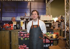 Niels te Vaanhold schonk namens Mocca d'or biologische koffie in de combinatiestand van Odenwald Organic Bakery en Brouwerij De Leckere.