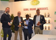 "Stephan Compagner, Oeble Kempenaar, Raju Boligna (CEO) en Wayne van der Wees staan de bezoekers te woord namens High Quality Organics. Oeble: "Vooral kurkuma, knoflook en gember zijn momenteel de grote producten."