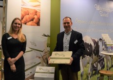 "Myrthe Bijl en Edwin Crombags hadden nieuws bij Weerribben Zuivel. Edwin: "We hebben de boterproductie opgeschroefd en presenteren hier onze biologische boter in grootverpakking. Er zijn dozen van 10 en 20 kilo en speciaal voor de bakkers hebben we plakken van 2 kilogram ontwikkeld. De eerste reacties zijn erg positief."