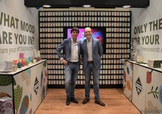 Arnoud Francken en Timothy Nuijen van Axxent Masters in Tea met achter hen een hele wand vol theedoosjes van Thee Van Oordt.