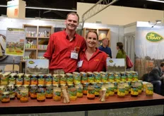 Dennis van Teylingen en Kristel van der Voorn met op de voorgrond een deel van de vele honingvarianten die het assortiment van de Traay rijk is.
