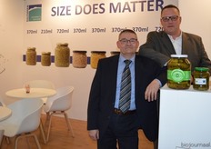 Arie Ermstrang en Robert Reindsen vroegen bij Baltussen Konservenfabriek aandacht voor de verschillende formaten potten waarin de producent de biologische conserven kan verpakken.