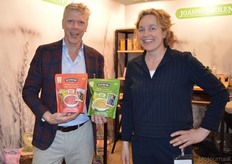 Albert de Hollander en Renske Loefs van Joannusmolen. Albert heeft de nieuwste producten in zijn handen.