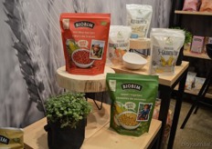 "Het gaat om 'aardbei hartjes' en 'appel ringetjes', bedoeld voor de jonge bio-consumenten. Renske: "Deze hartjes en ringetjes kunnen onder meer met melk en yoghurt geconsumeerd worden of als topping gebruikt worden."