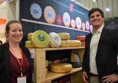 Nathalie van Rooij en Thijs van der Torren met tussen hen in de Landgoedkaas 50+ en geitenkaas van Heerlijkheid Mariënwaerdt.