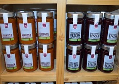 "Nathalie: "We presenteren hier onze nieuwe suikervrije lijn. Deze lijn is vanaf nu verkrijgbaar en bestaat uit 9 smaken, allemaal zijn ze gezoet met appel."