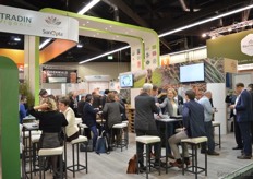 "De hele dag door werden er gesprekken gevoerd in de combinatiestand van Tradin Organic Agriculture en Crown of Holland. Yvonne Titarsole-Kresinger (Tradeshow & Events Manager): "We hebben een heel goede dag, onze toptraders gaan van gesprek naar gesprek."