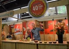 Horizon Natuurvoeding viert dit jaar haar 40-jarig bestaan. Ter gelegenheid daarvan deelden Alise Kramer en Klaas Hoving speldjes uit waarop het jubileum vermeld staat. Links achterin is directeur Gaston Smit in gesprek.