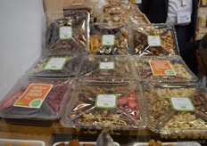 Nieuwe van IDorganics, bakjes met 4 verschillende soorten noten.