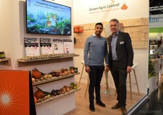 "Prechand Jankie en Michel Witmer van Groen Agro Control. Michel: "Met behulp van het scherm kunnen we de bezoekers duidelijk laten zien wat we precies doen in ons laboratorium. We hebben al wat goede leads."