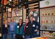 "Sara Piazette, Peter van de Steeg, Angelien Beek, Stephan Böttger en Ronald Bakker gingen namens Organic Flavour Company op de foto. Ronald: "We laten in deze stand beide kanten van ons bedrijf zien. Links is meer aandacht voor ons theemerk Natural Temptation en rechts voor onze industrietak."
