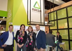 "Soren Urhoj-Kjaer, zussen Ellen en Fransje de Kimpe en Kivanc Kiper bij Ariza. Ellen en Fransje nemen de dagelijkse leiding over het bedrijf langzaamaan over van hun vader. Fransje: "Ik focus op kwaliteit en inkoop en Ellen op sales en marketing. We zeggen altijd dat we nog een zus hebben, dat is het bedrijf." Ze lieten onder meer proeven van een nieuwe ice tea-smaak Lemongrass+Coconut."