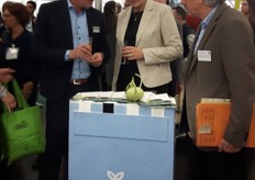 "Bejo Zaden kreeg op donderdag de minister van Landbouw van Nordrhein-Westfalen op bezoek, Frau Ministerin Schulze Föcking. Links op de foto Pieter Gabriëls (directeur): "Ik heb bij haar het belang van biologisch geproduceerd zaad voor de productie van biologische groente aangekaart. Alleen op die manier kan de biologische keten gesloten worden. Op het moment wordt nog veel (soms noodgedwongen omdat niet meer biologisch zaad beschikbaar is) 'niet chemisch behandeld' zaad gebruikt. Dit is soms noodgedwongen omdat niet meer biologisch zaad beschikbaar is."