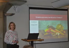Annemarie Kruize, Sales Manager van De Bolster Biologische Zaden, hield vervolgens een presentatie waarin ze de aanwezigen mee nam in het vraagstuk hoe biologisch we als sector onze biologische groenten eigenlijk willen hebben.