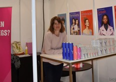 Mariah Mansvelt Beck vertegenwoordige Yoni tijdens de beurs in Londen. Zij creëren bewustwording voor de vrouwen met de slogan 'What's between your legs?'.