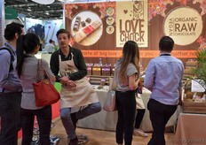 Lovechock geeft de bezoekers uitleg en laat ze proeven van het ruime assortiment aan chocolade.