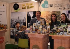 "De Smaakspecialist introduceerde in Londen de vier nieuwe producten: veggiebites, de pompoen-lijn, groentecrackers en geroosterd lijnzaad. Pieter Dirven: "Ik heb hier een trend gezien, waar wij zelf nog niks mee doen. Ik verklap nog niks, maar daar komt zeker in de toekomst een vervolg op". Op de foto: Pieter Dirven, Anna Hoorneman en Lotte Schouwenaar."